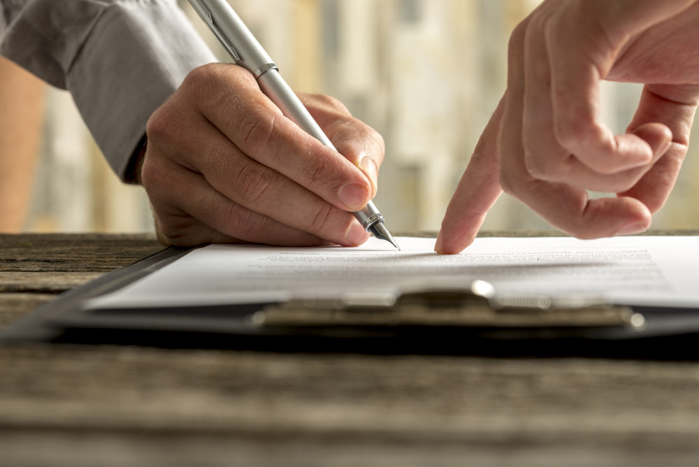 Caractéristiques et qualification du contrat de travail : Comprendre les enjeux juridiques