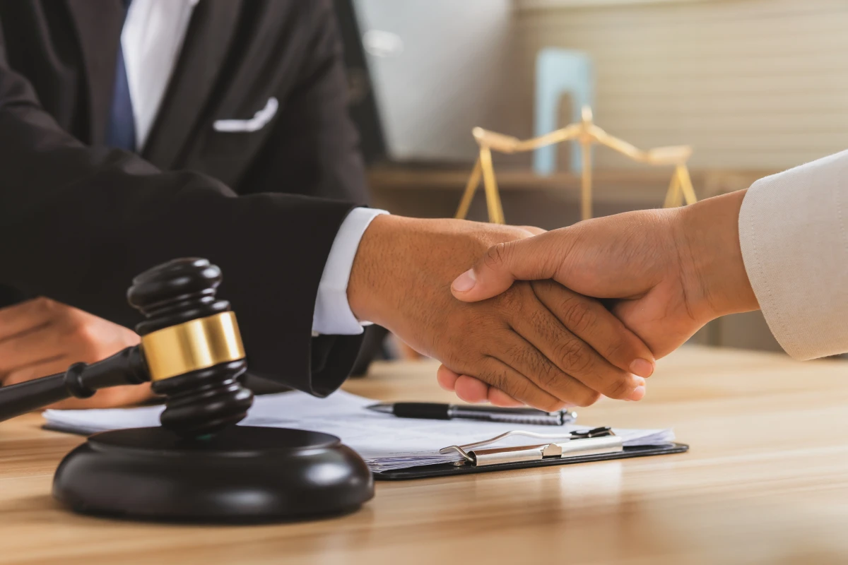 Le Dol en Droit des Contrats: Comprendre et Prévenir les Conséquences